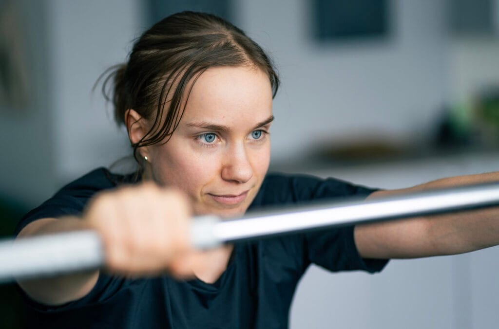 Asiakas harjoittelee levytangolla personal trainerin ohjauksessa Lauttasaaressa Helsingissä.