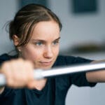 Asiakas harjoittelee levytangolla personal trainerin ohjauksessa Lauttasaaressa Helsingissä.